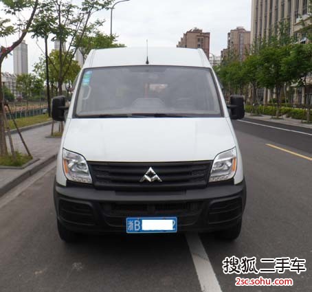 上汽大通MAXUSV802017款2.5T5挡手动傲运通国IV长轴中顶6-10座
