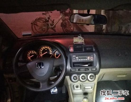 我当时买车的目标很明确,就是想买一辆适合城市里代步的车。于是我购买了它,2007年4月上的牌,至今公里数是9.7万。因为上班路程比较远,再加上平时放假爱出去玩玩,所以公里数稍微多一些,但是丝毫不会影响我的车况,我开的很在意。油耗低,大毛病小毛病都没有,后备箱空间大,适用于家庭购物、上班通勤、长途行驶,四个门的关门声音很好听,挺有感觉的。这是我的个人一手车,一直是我自己在开。本人老司机,所以对车还是有很多保养小常识的,车况非常棒,希望遇见同样爱车的你把它带回家。