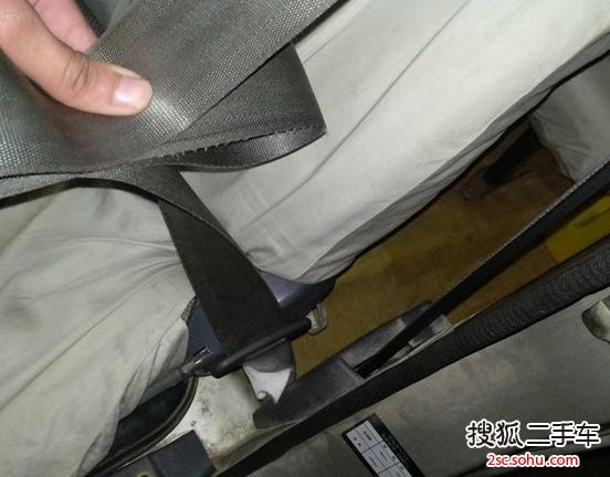 我的爱车是2009年5月上牌的,开了15.8万公里车况依然出色。这台车平时上下班开开,放假的时候跟朋友出去聚聚开一下,公里数不是很多。外形不错,小巧玲珑。便宜,动力也够技术成熟,售后网点多,保养维修方便。这是我当时提的新车,