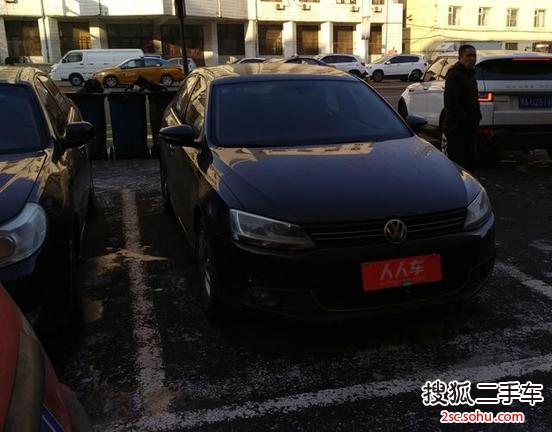 我的车当时非常热销,4S店还需要加价提车,2013年2月上的牌,现在这车跑了9.2万公里。比较喜欢自驾游,每年都跑不少地方,所以公里数稍微多点。我是个外观控,对于速腾的车型确实挺帅的,并且这是我人生中的第一辆车!这车是我当时逛了好多家4S店才订的新车。别看我平时粗枝大叶,但是对车还是很在意的。一般都说车就是用来服务人的,我正好相反,我把车照顾的很周到,开车在意,常年保持车内外的干净整洁。车况至今很棒,开的时候也没遇见过故障,也算是它对我的回报。我相信你要是也好好照顾它的话,它一样很靠谱。
