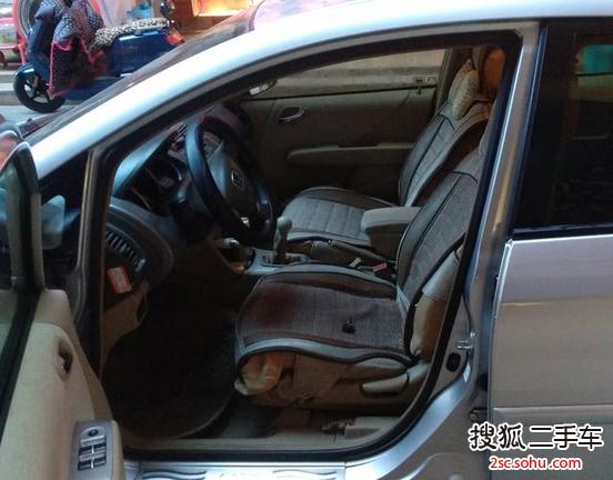 这辆车是2007年6月首次上牌,共计行驶了11.3万公里。平时上下班都会开车,因为公司离家比较远,基本都在高架上跑,车很省。油耗低,大毛病小毛病都没有,后备箱空间大,适用于家庭购物、上班通勤、长途行驶,四个门的关门声音很好听,挺有感觉的。车子虽然开了有几年了,但这正是最超值的时候,价钱非常合适,车子没什么毛病,买回去不用添钱直接上路,相信爱车懂车的你一定不会错过这样的好车。