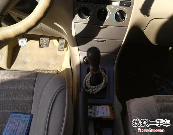 我这台车是2012年8月上的牌,到现在开了9.6万公里。这台车平时上下班开开,放假的时候跟朋友出去聚聚开一下,公里数不是很多。真的省油,1.6L的发动机提供充沛的动力输出,油耗真的很经济,在油价飞涨的年代,可以省不少呢。这车的年头并不是很长,但它陪我走过许多风风雨雨,我开车小心且稳当,没出过事故。这车开起来一直很舒适顺手,从没出过任何恼人的小毛病。车况那是相当棒,因此我对它的好也不用多说,你来看看车就一目了然了。
