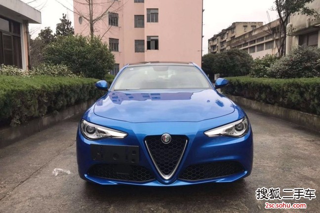 阿尔法罗密欧Giulia2018款2.0T 280HP 豪华版 碳纤维限量版