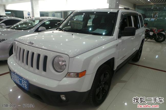 Jeep自由客2013款2.4L 炫黑运动版