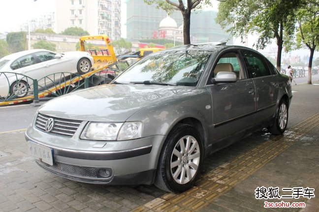 大众帕萨特2011款1.8TSI DSG尊荣版