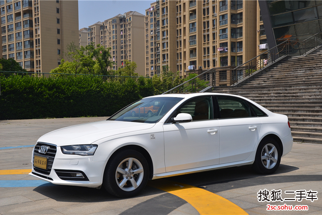 奥迪A4L2015款30 TFSI 手动舒适型