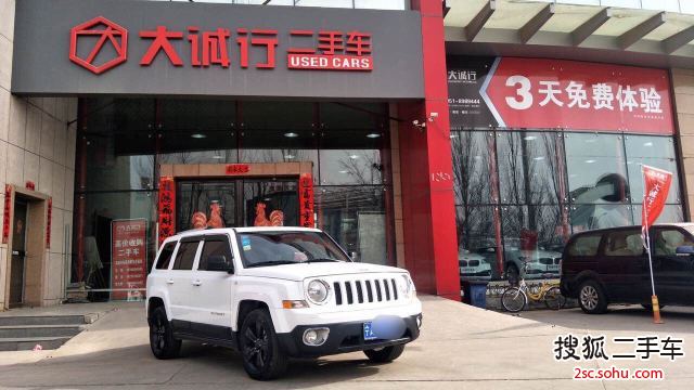 Jeep自由客2013款2.4L 炫黑运动版