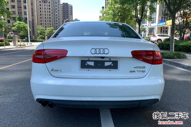 奥迪A4L2015款35 TFSI 自动豪华型