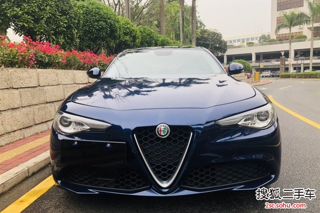 阿尔法罗密欧Giulia2018款2.0T 200HP 豪华版 碳纤维限量版