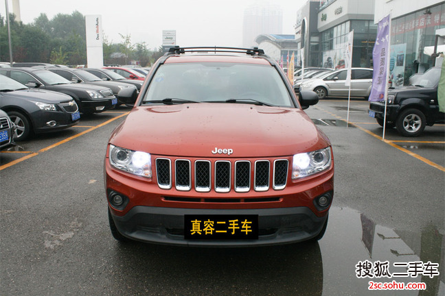 Jeep吉普指南者2013款2.4L 四驱炫黑导航版