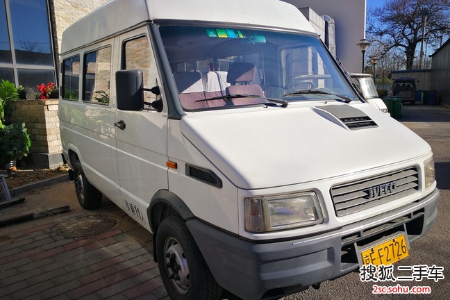 依维柯得意2020款2.8T A35客车单胎中顶10-11座国V 