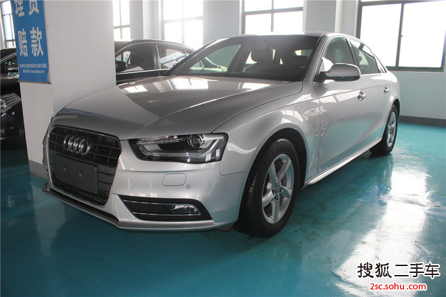 奥迪A4L2013款35 TFSI(2.0T)自动舒适型