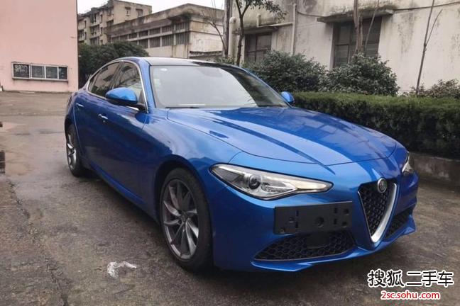 阿尔法罗密欧Giulia2018款2.0T 200HP 豪华版 碳纤维限量版